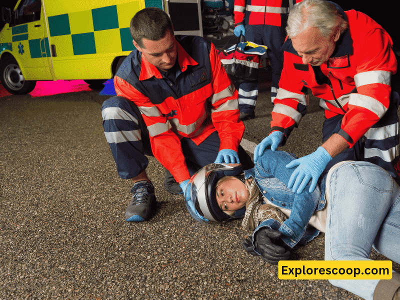 An image of unresponsive lady on the ground and first aider staff checking for any possible danger situation-(what doеs DRSABCD stand for in first aid cpr)